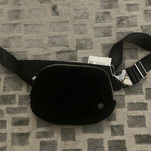 Lulu lemon shearling belt bag-NWT